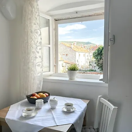 Apartment Iza Roka *